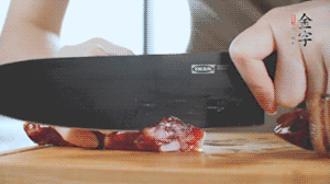 食材統(tǒng)統(tǒng)切成片，待用。