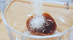 合上蓋子，啟動電源煮飯。期間混合好調(diào)味汁。