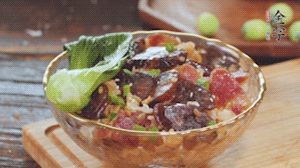 期間用開水燙熟青菜，煎好荷包蛋~ （懶人可忽略此步）