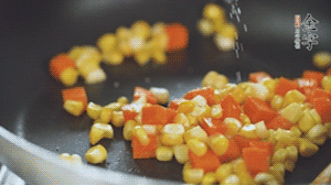 胡蘿卜、玉米洗凈后，處理成粒，加鹽簡單炒制。