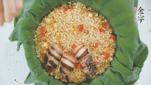 擺上金字醬肉，妥帖包裹好上鍋蒸。