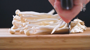 海鮮菇、蟹味菇去掉根部，洗凈。