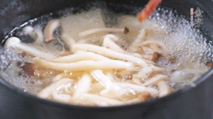 依次放火腿、豆腐，加水大火燒開，小火燉煮20分鐘，出鍋前撒上蔥花即可。