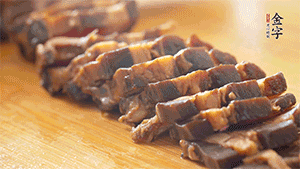 金字醬肉切片。