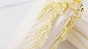 娃娃菜洗凈，對半切。