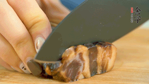 金字風(fēng)味醬肉切成片，上鍋蒸15分鐘。