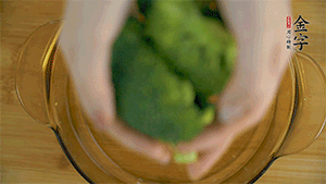 西蘭花洗凈，切成小塊汆燙，切碎。