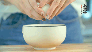 雞蛋液打散，可以加點鹽和黃酒，邊煎邊用筷子攪拌。