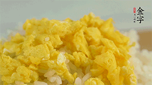 將雞蛋碎、西蘭花碎和放涼的米飯混合，用少許鹽、橄欖油調(diào)味。