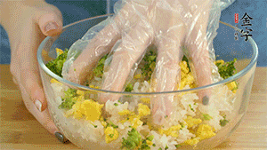 將飯團(tuán)用手搓捏成圓球狀。