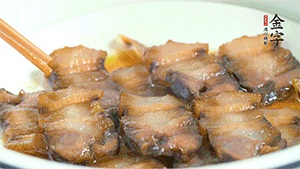 鋪上一片醬肉，撒點芝麻即可。