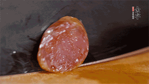 金字火腿肉香腸上鍋蒸15分鐘，切片備用。