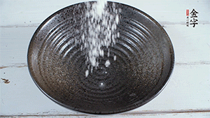 面粉加適量清水，攪拌成糊狀。