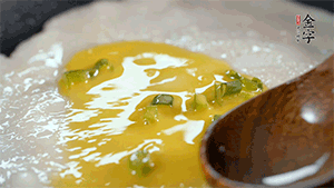 將雞蛋液鋪到面餅上，放上香腸。