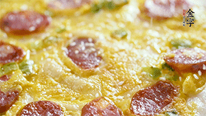 撒上一些芝麻，準(zhǔn)備一些番茄醬，一份早餐就做好了。