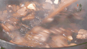 熱油下鍋，爆香蒜片。放入醬肉翻炒片刻后,下豌豆尖均勻翻炒。