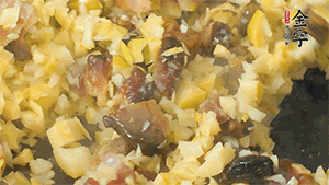 熱油起鍋，下醬肉丁炒香，再加入筍丁、適量水淀粉勾芡翻炒均勻。