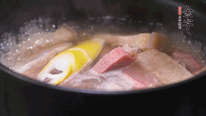 火肉、豬肉加料酒、清水大火煮開后，加入春筍小火慢燉40分鐘，出鍋前撒蔥花即可。