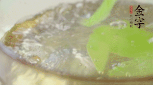 萵筍去皮切片，加鹽焯水。