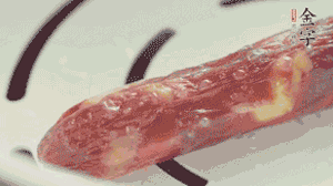 香腸蒸至半熟切片，筍切丁備用。