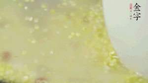 糯米、紅豆浸泡1小時(shí)，和小米一起入電飯鍋蒸熟。