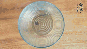 取一個(gè)碗，香菇倒放，香腸片圍繞鋪成圓形，加炒好的米飯壓實(shí)。