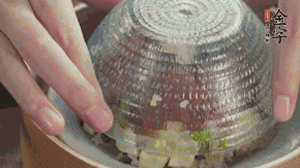 碗倒扣到盤中，擺上焯水后的熟蝦仁即可。