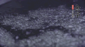 小青菜洗凈后，鍋中水燒開，放點(diǎn)鹽和滴幾滴油后燙熟。