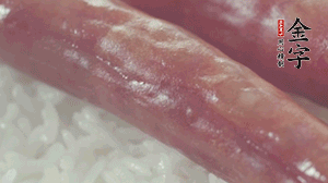 關(guān)上蓋子，煮到米飯露出時(shí)。