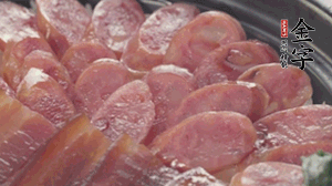 沿著米飯邊淋一圈玉米油，擺上小青菜，淋上醬油和湯調(diào)成的醬汁，撒上辣椒粒、香蔥末即可。