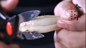 蟹味菇去掉根部洗凈。