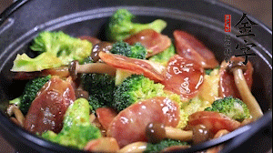 出鍋前加少許鹽、水淀粉即可。