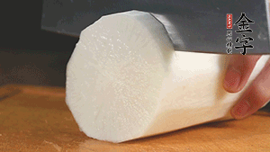 白蘿卜去皮切塊，豆芽洗凈。