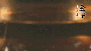 冷水下鍋，加入牛仔骨、姜片焯水備用。