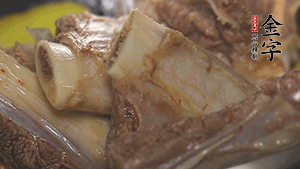 鍋中加熱適量油，加入姜和牛仔骨炒至外表呈金棕色。