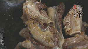 加入白蘿卜、料酒、水、火腿煮40分鐘。