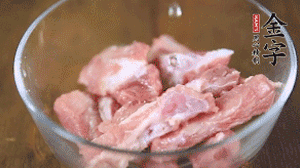 切成小段的排骨洗凈后，加姜片焯水3分鐘。