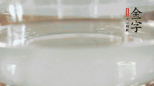 秋葵焯水后，去掉根部，對切成2半。