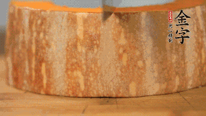 南瓜去皮洗凈后，切成規(guī)則的長方形。