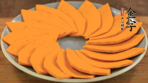 秋葵、南瓜交叉擺在盤中，然后香腸片置于上面，擺成花環(huán)狀。