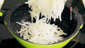 鍋加油至5成熱，放香腸粒、臘肉粒翻炒，等脂肪變透明后，加香菇、瑤柱、蝦米，放適量冰糖、胡椒粉、鹽炒至香味溢出。