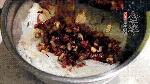 在蒸盤(pán)中鋪上油紙，鋪好食材后壓一壓，蒸箱中蒸30分鐘即可。（蒸好的蘿卜糕切成厚片，用少量油煎一下，撒點(diǎn)蔥花口味更好。）