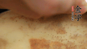 金字香腸切片，藕去皮切薄片備用。