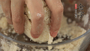 揉勻成光滑的面團(tuán)后，醒發(fā)半小時(shí)。