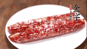 金字兩頭烏香腸切成片備用。