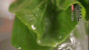 小青菜從根部掰開，分別洗凈。