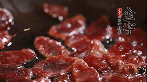 鍋中油7成熱時(shí)，香腸片翻炒均勻，然后依順序加胡蘿卜絲、小青菜、面條。