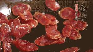 鍋中油7成熱時，，先放香腸煸香，再放荷蘭豆、小玉米均勻翻炒。（可淋點料酒或清水讓香腸口感軟一些）