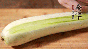 絲瓜去皮，切成1cm厚的小圈。