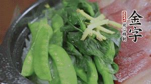 燜好的米飯開(kāi)蓋，放入菜心、荷蘭豆，澆上調(diào)味汁拌勻。